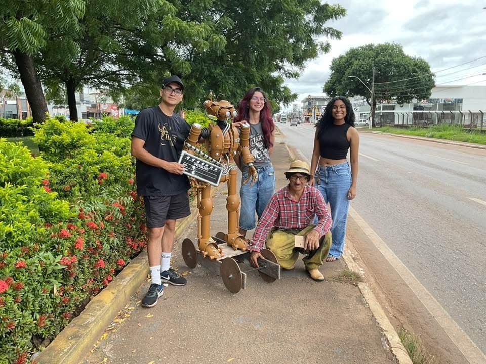 ROBÔ EM AÇÃO: O cineasta e ator Jair Rangel grava novo filme do Pistolino e o robô Dip