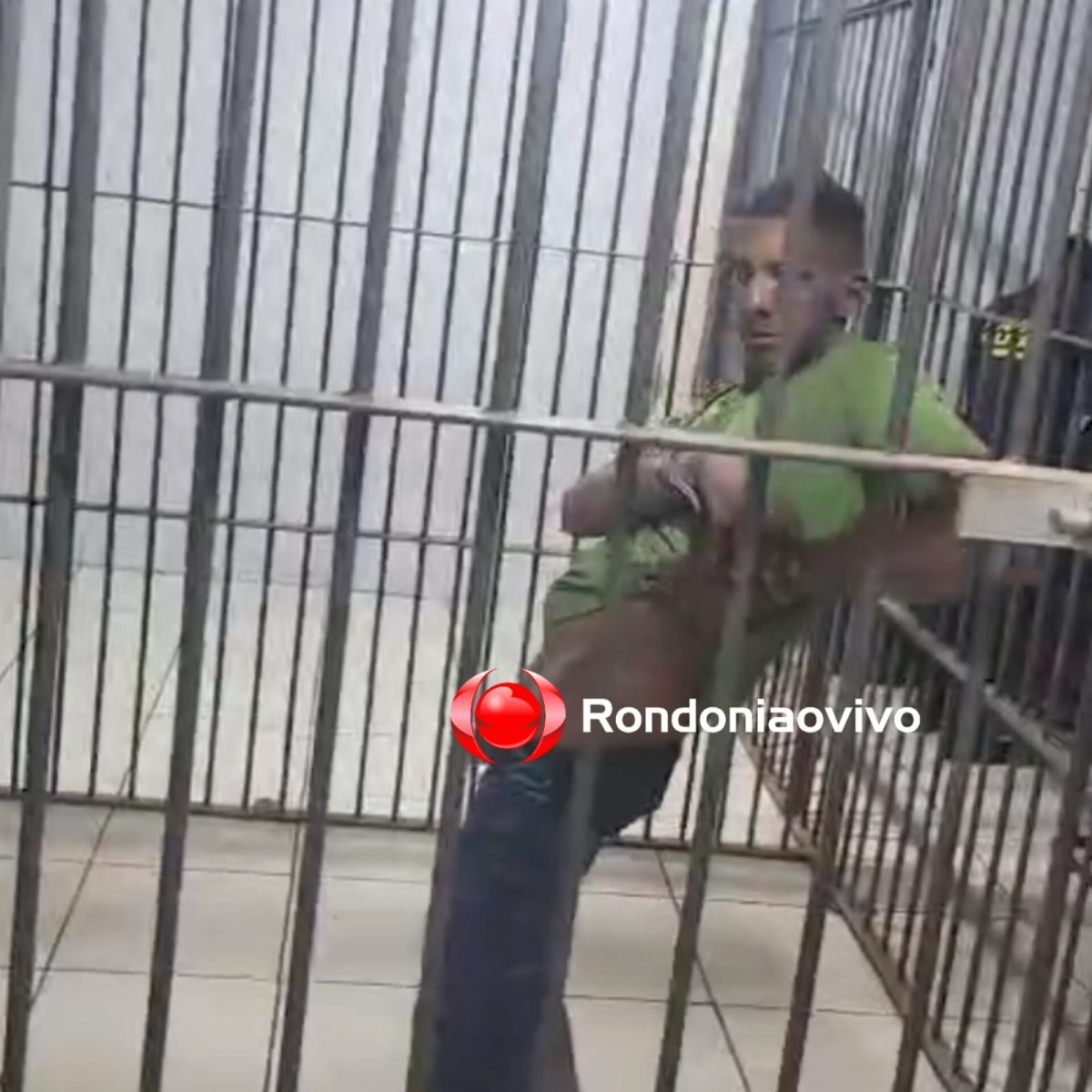 MUITO ALTERADO: Criminoso põe fogo na casa da mãe, tenta matá-la e mostra órgão genital à PM's