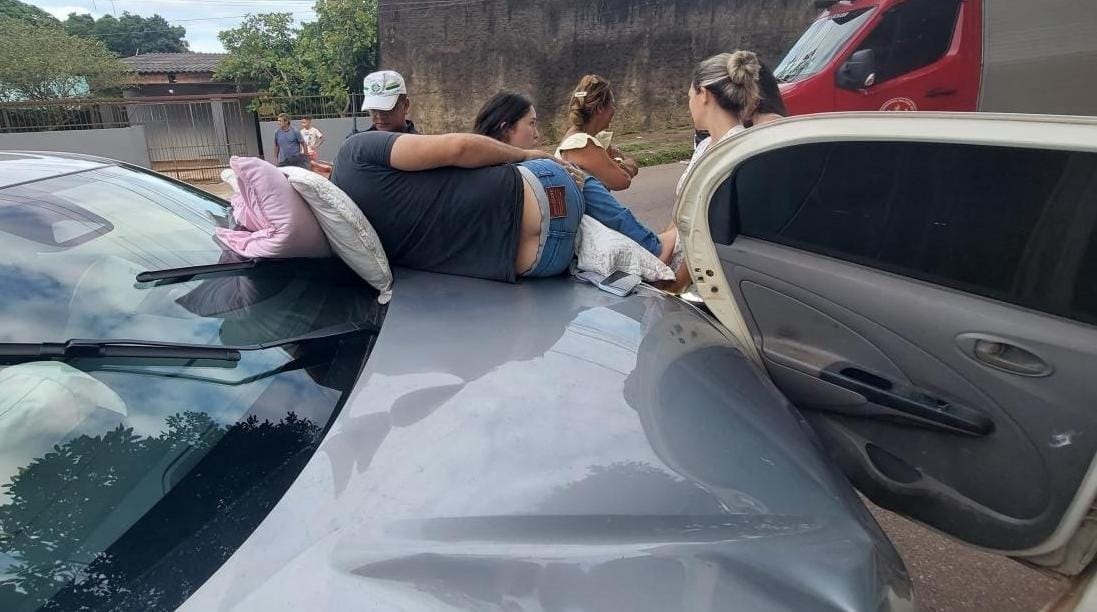 PAROU NO CAPÔ: Motorista é gravemente atropelado ao descer de carro no Centro 