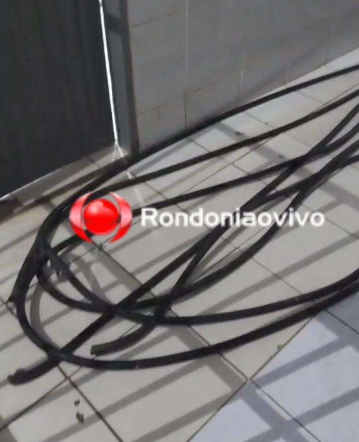 NADA ESCAPA: Cinco ladrões são flagrados furtando poste com toda afiação elétrica 