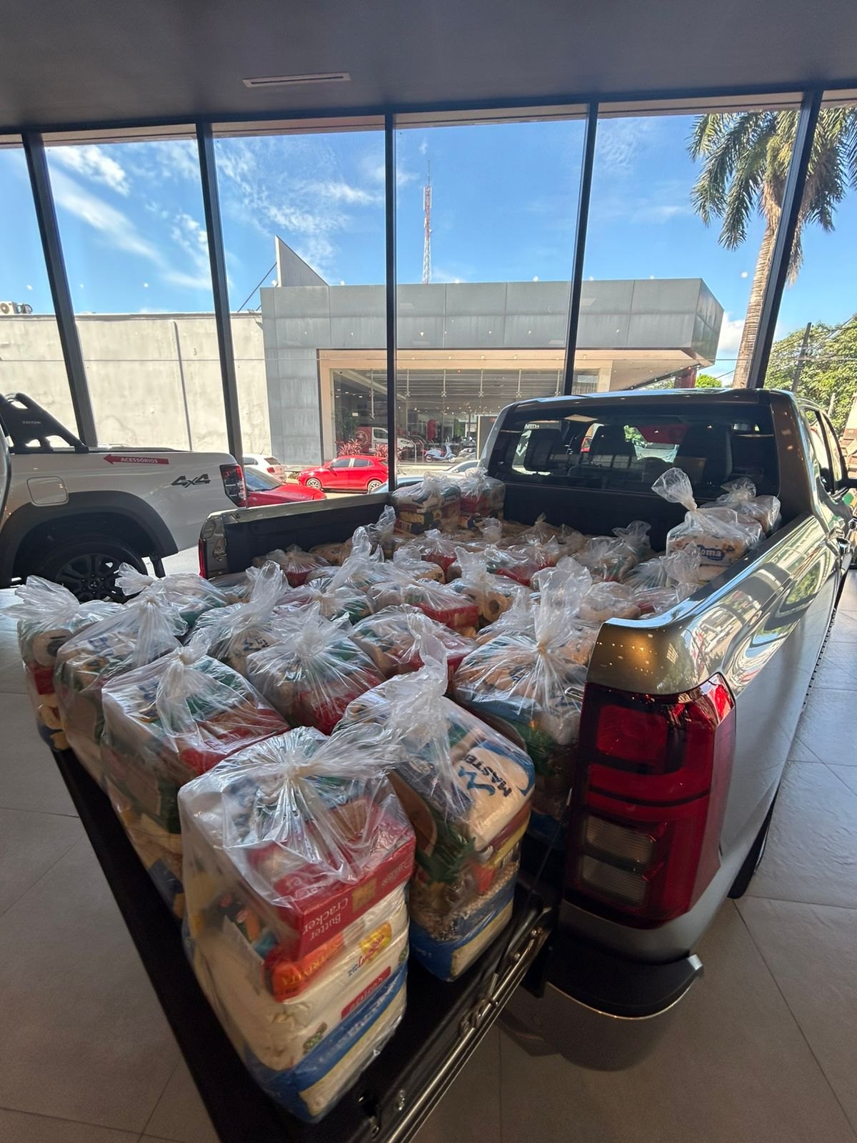 LUZ DO ALVORECER: Entidade social recebeu cestas básicas do Rally do Batom