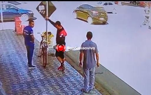 DE FRENTE: Vídeo registra grave acidente frontal entre moto e carro na Amador dos Reis 