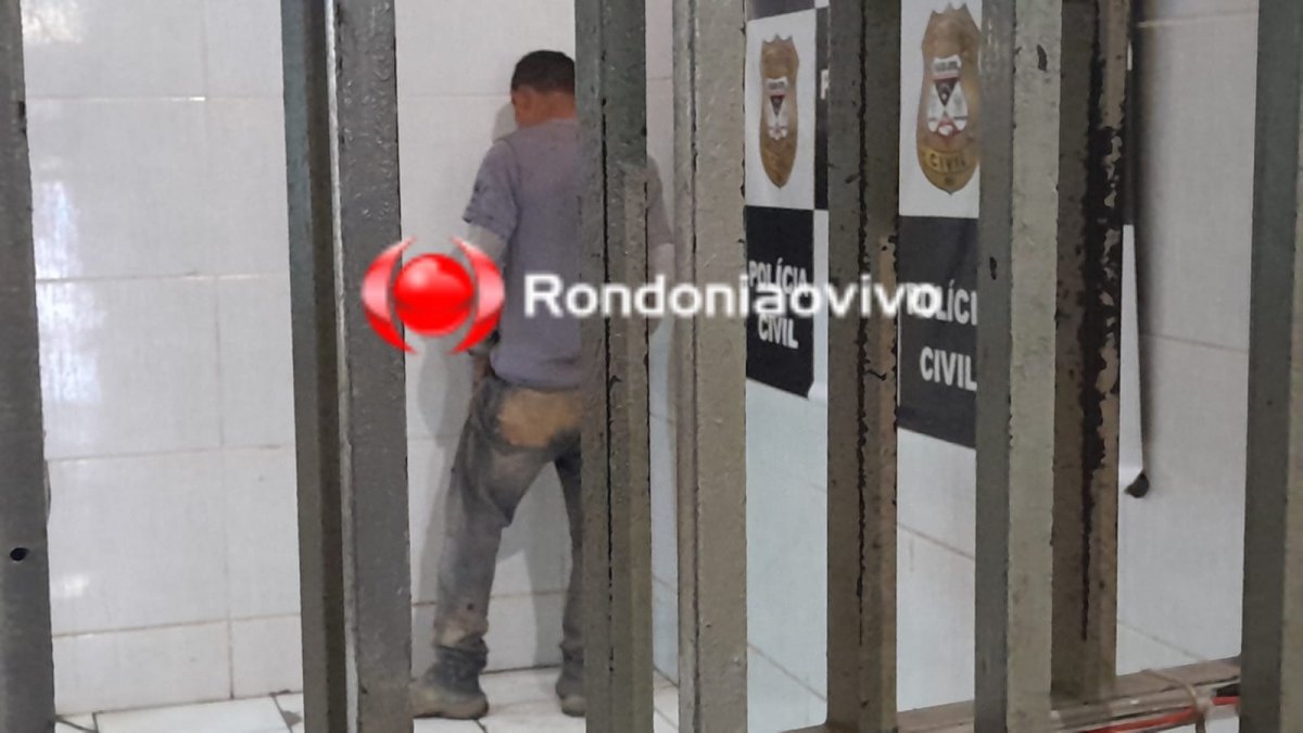 VÍDEO: Homem é preso por furto em oficina enquanto remendava pneu de moto 