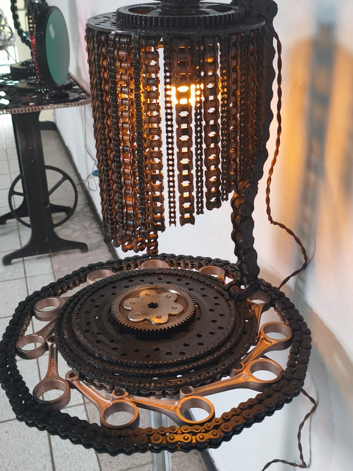 CRIATIVIDADE: Artesão rondoniense abre exposição feita com peças recicladas de veículos