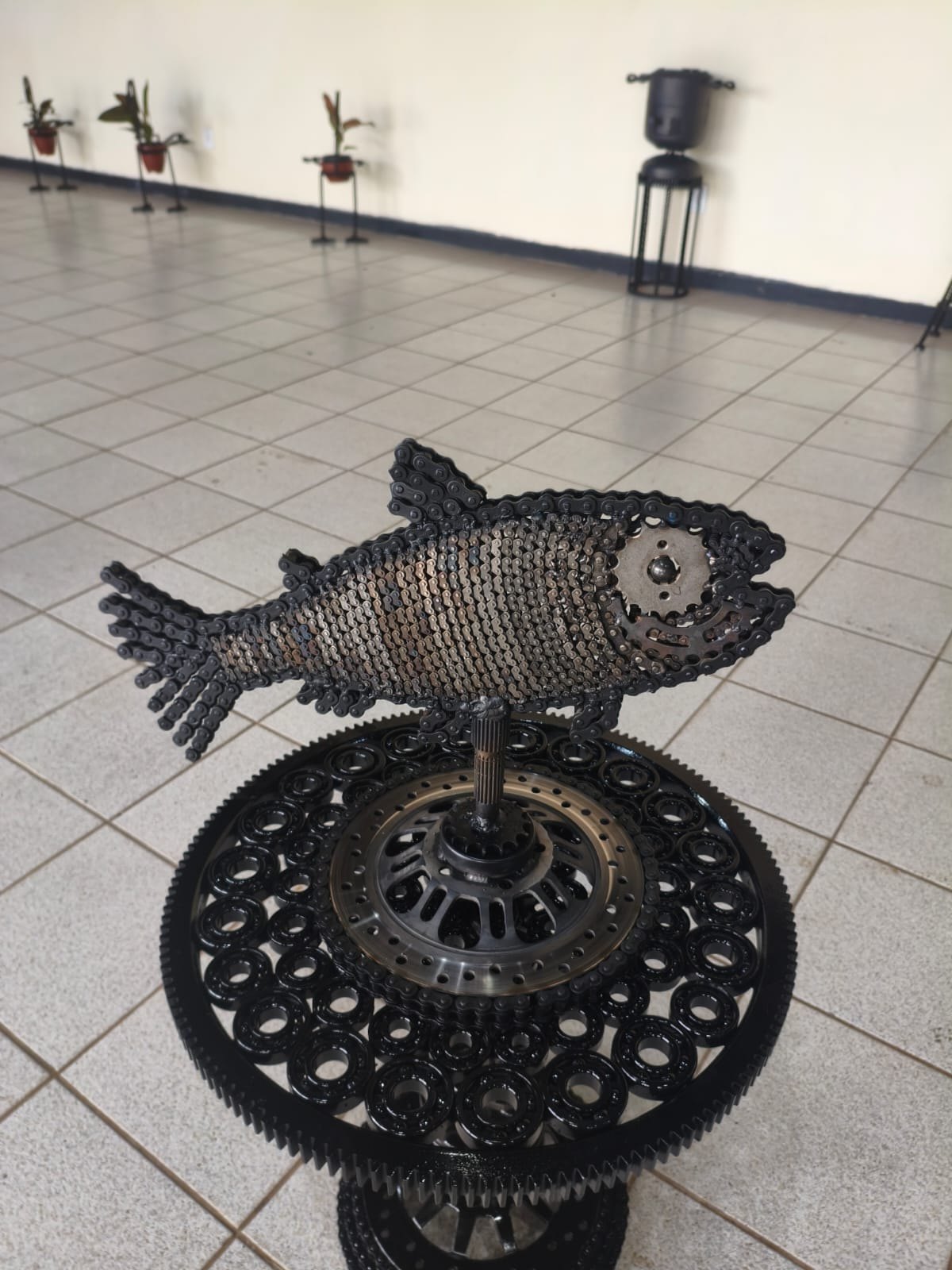 CRIATIVIDADE: Artesão rondoniense abre exposição feita com peças recicladas de veículos