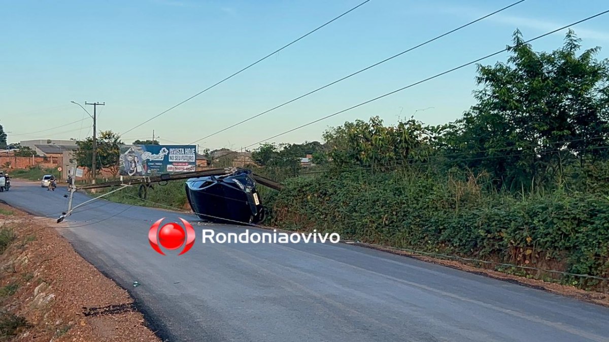 VÍDEO: Mulher perde controle da direção de carro e derruba poste