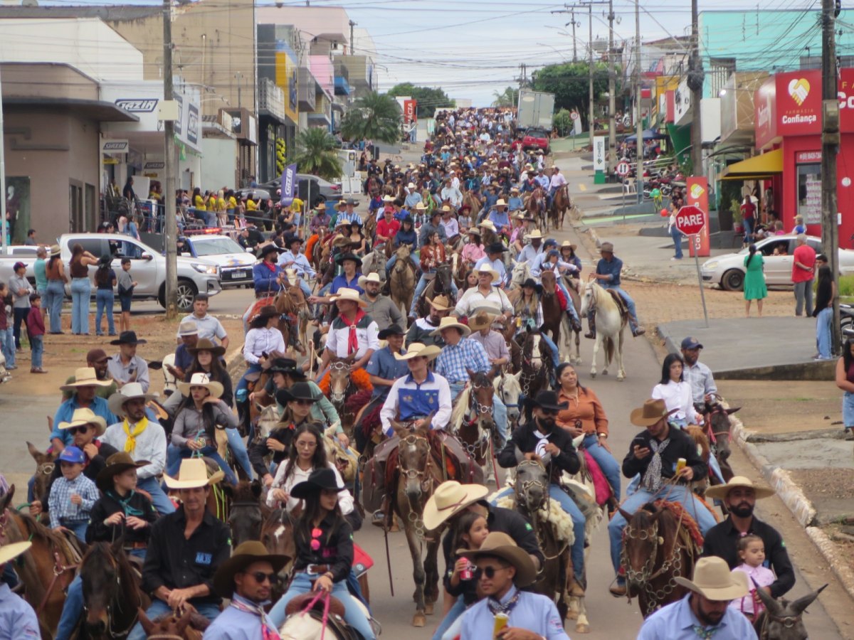 EXPOSIÇÃO AGROPECUÁRIA: Cavalgada da 38ª Expocol reúne mais de 800 participantes e movimenta Colorado