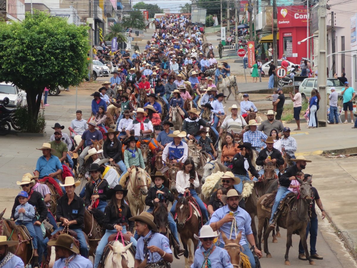 EXPOSIÇÃO AGROPECUÁRIA: Cavalgada da 38ª Expocol reúne mais de 800 participantes e movimenta Colorado