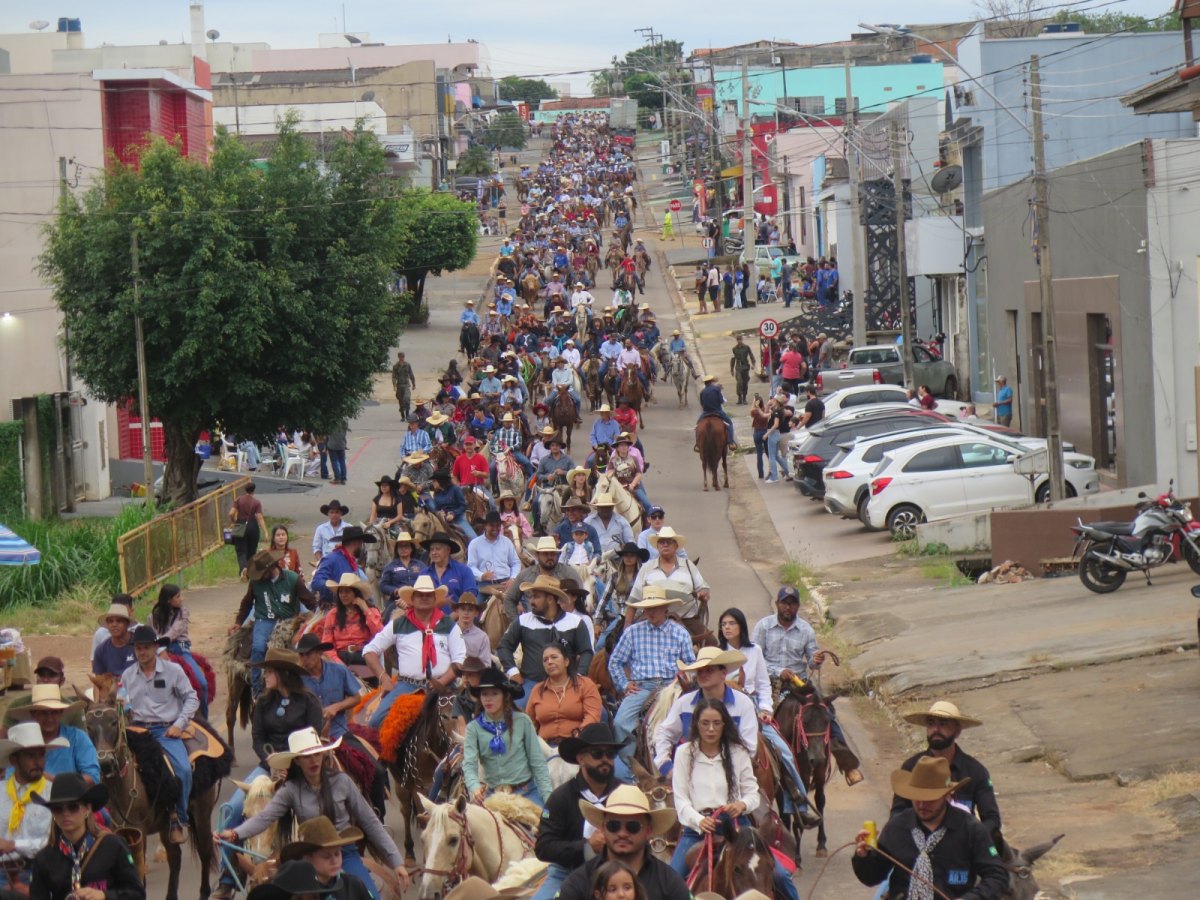 EXPOSIÇÃO AGROPECUÁRIA: Cavalgada da 38ª Expocol reúne mais de 800 participantes e movimenta Colorado