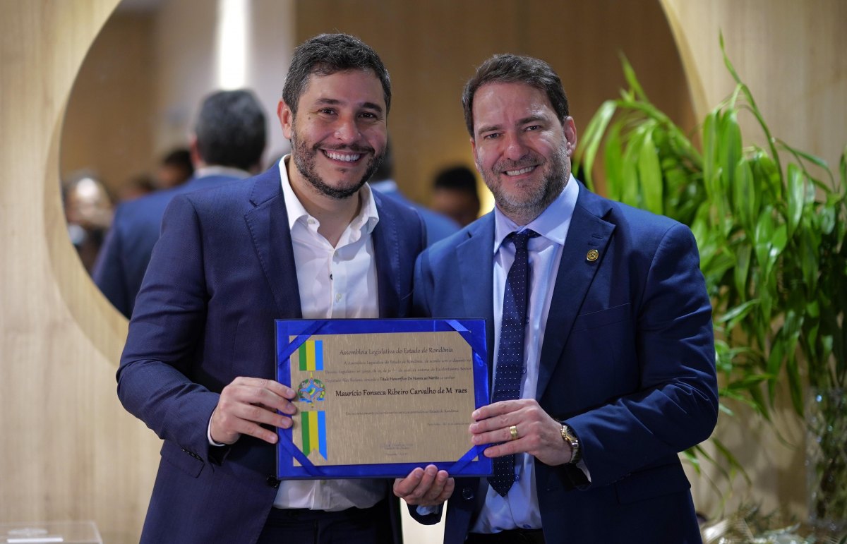 ALEX REDANO: Dep. concede títulos de honra ao mérito a Maurício e Mariana Carvalho