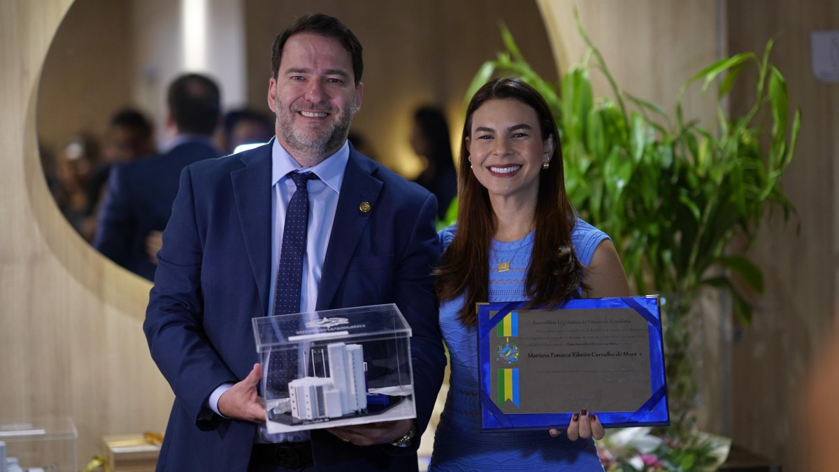 ALEX REDANO: Dep. concede títulos de honra ao mérito a Maurício e Mariana Carvalho