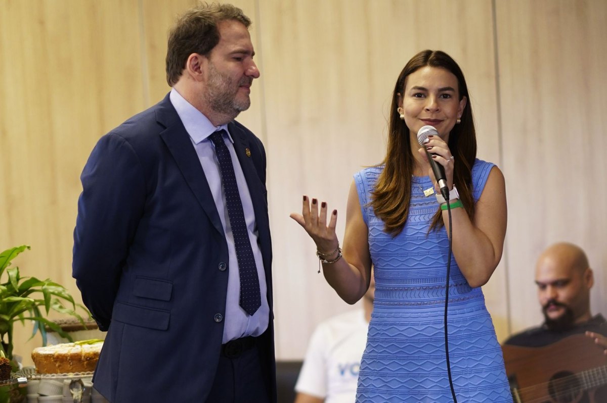 ALEX REDANO: Dep. concede títulos de honra ao mérito a Maurício e Mariana Carvalho