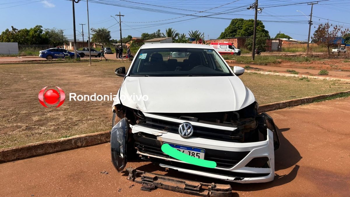 URGENTE: Carro invade praça após atropelar gravemente motociclista
