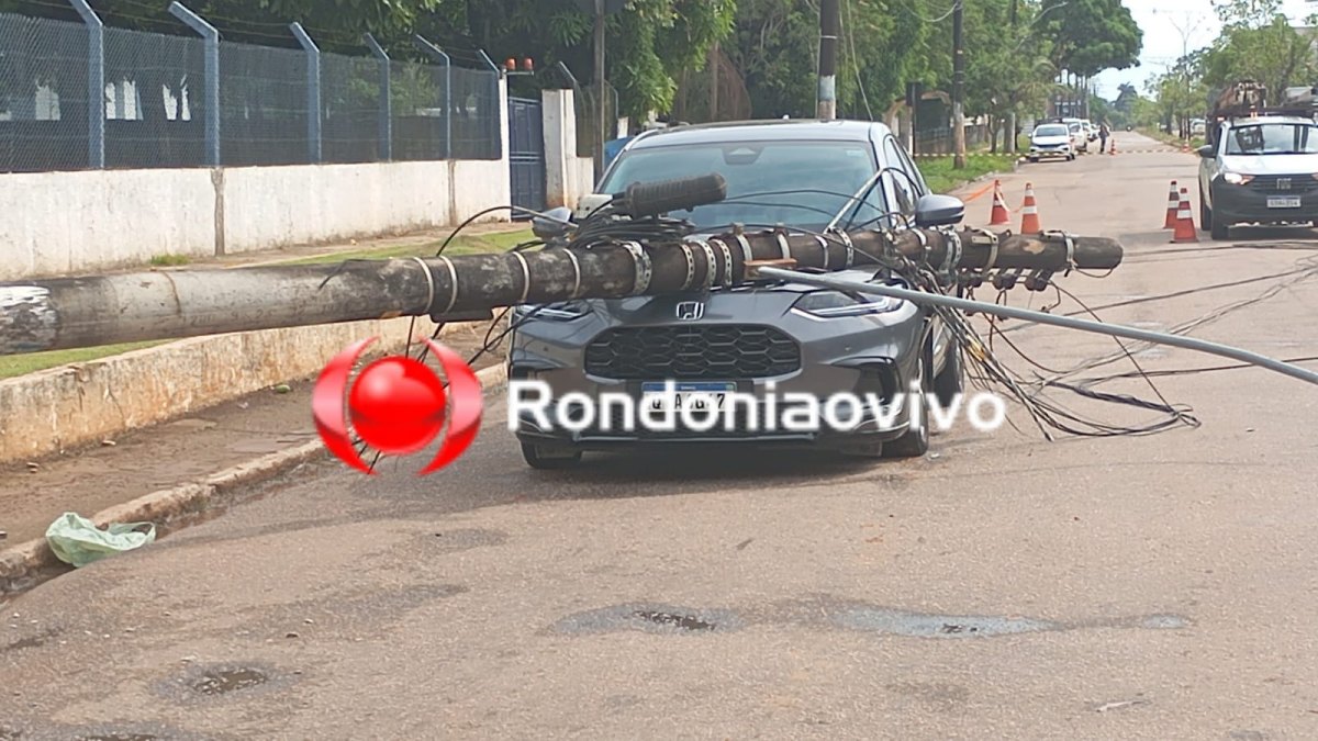VÍDEO: Poste cai em carro parado em semáforo após caminhão arrastar fiação 
