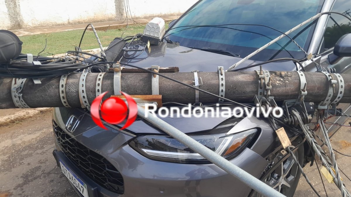 VÍDEO: Poste cai em carro parado em semáforo após caminhão arrastar fiação 