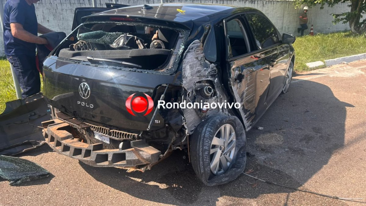 VÍDEO: Carro bate em cheio contra poste no Espaço Alternativo
