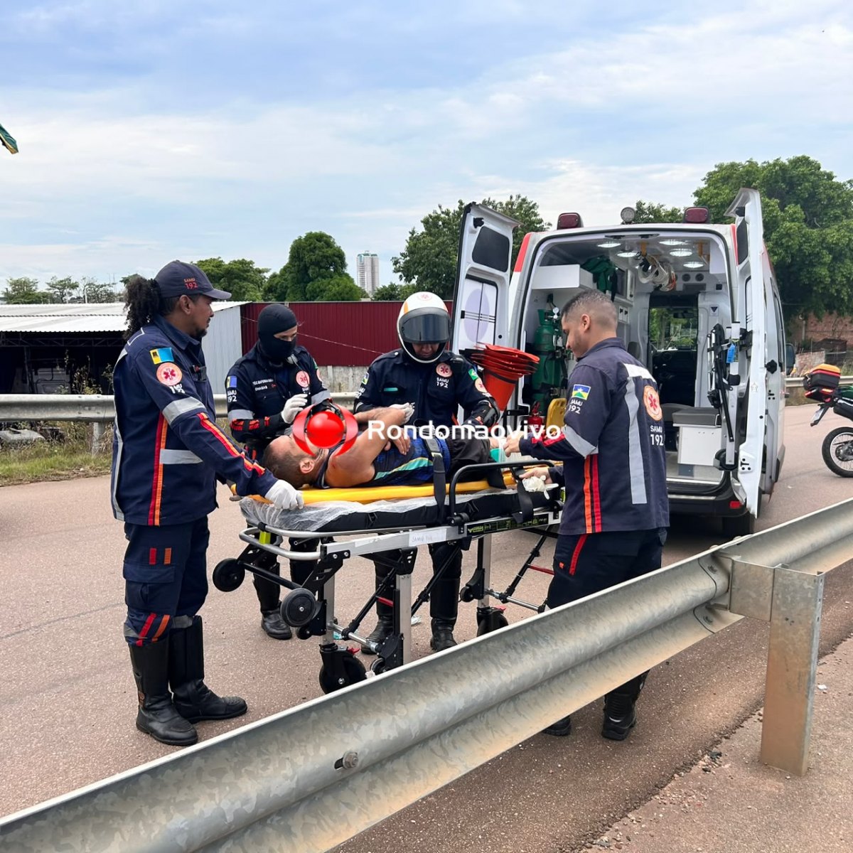 VÍDEO: Motociclista sofre grave acidente em viaduto na capital