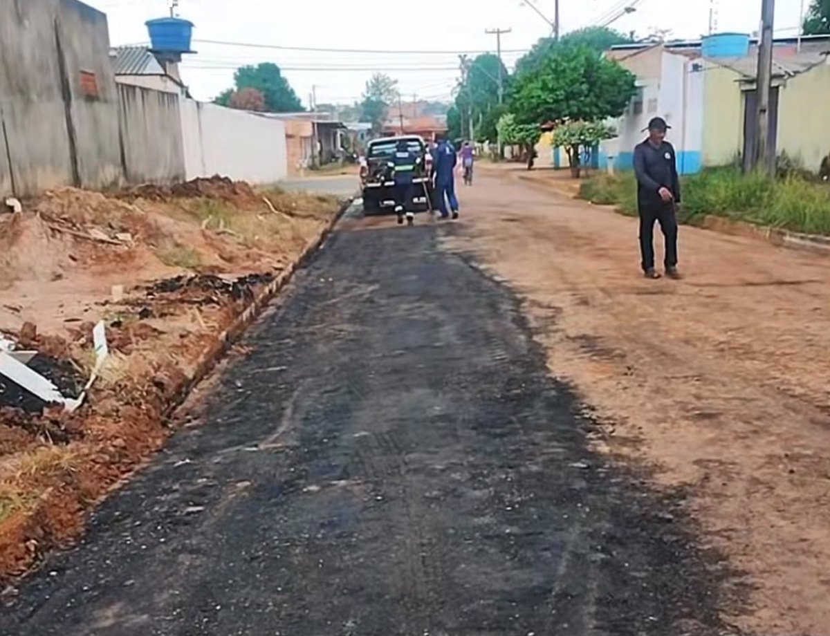 EDIMILSON DOURADO: Serviço de tapa buracos é realizado no bairro Castanheira a pedido do vereador