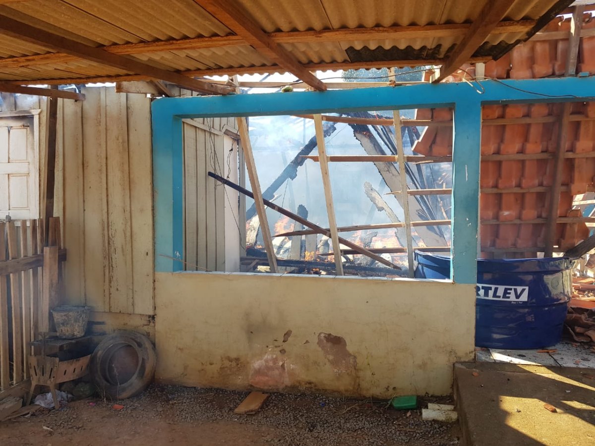 APELO: Família que perdeu tudo em incêndio pede ajuda através de campanha