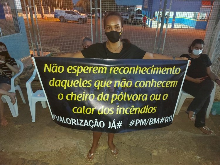 MANIFESTAÇÃO: Familiares de PMs fecham quartel por tempo indeterminado em Jaru