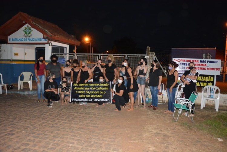 MANIFESTAÇÃO: Familiares de PMs fecham quartel por tempo indeterminado em Jaru