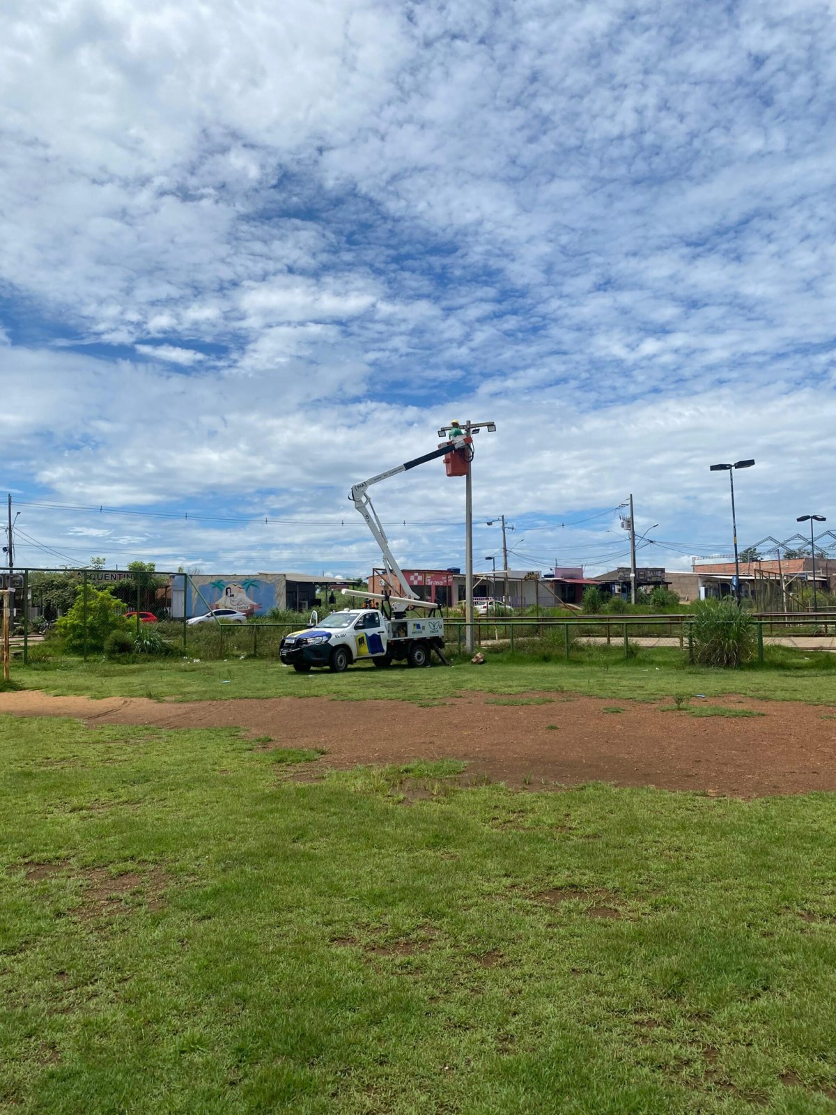 EDIMILSON DOURADO: Campos de futebol na zona sul recebem iluminação em LED