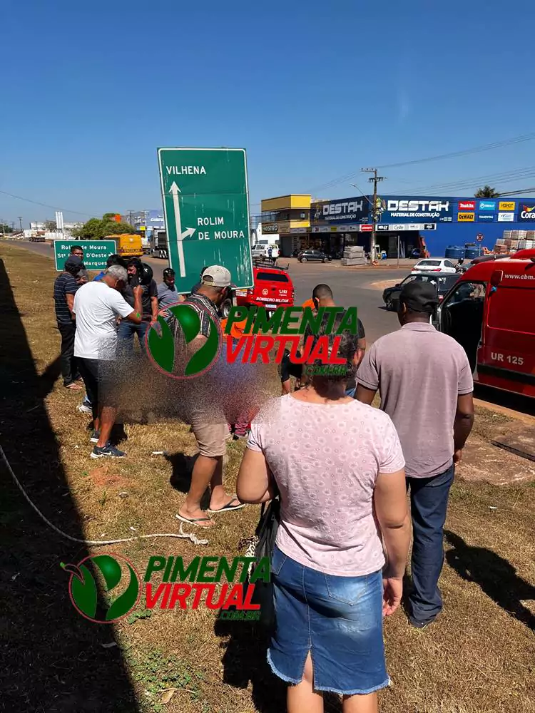 NO VIADUTO: Bombeiro é puxado e acaba caindo ao tentar resgatar jovem