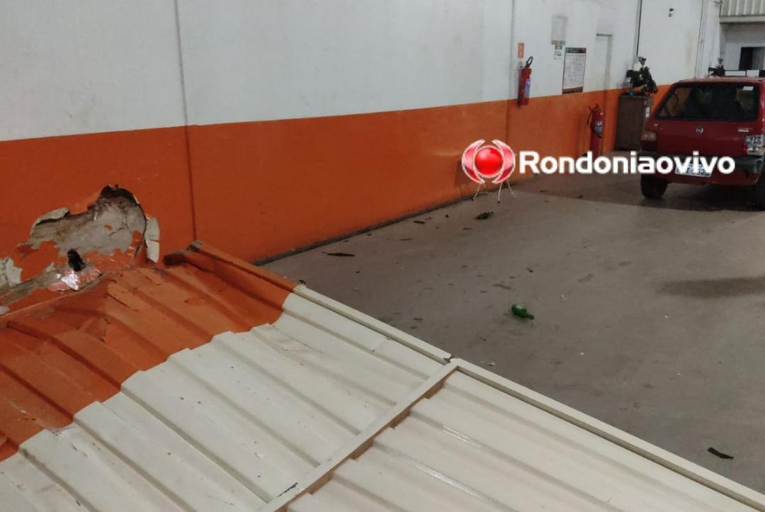 SEM CONTROLE: Mulher embriagada invade loja com carro e provoca destruição