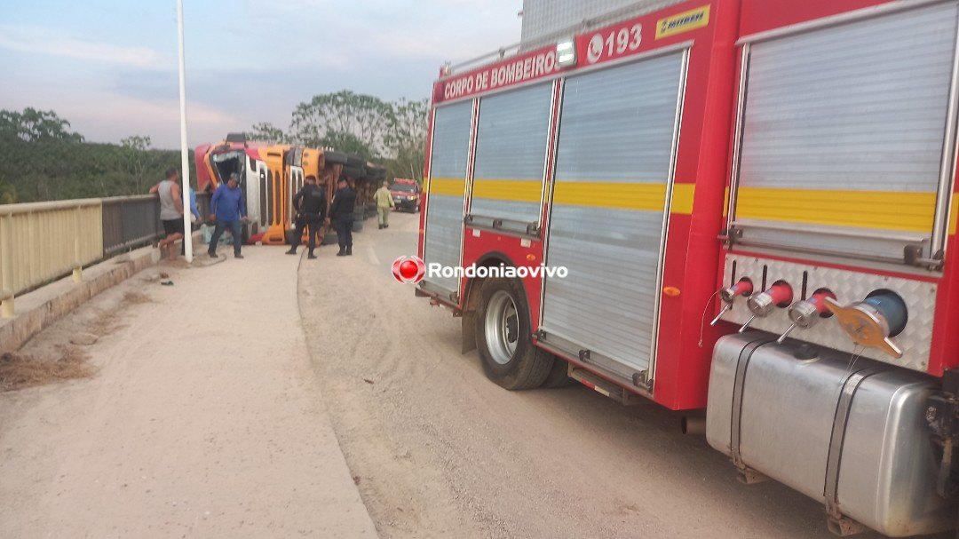 SEM CONTROLE: Carreta carregada de açúcar tomba na ponte do rio Madeira