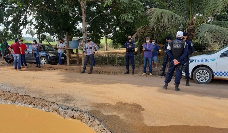 JARU: Produtores de leite fazem manifestação em frente a laticínio por falta de pagamento