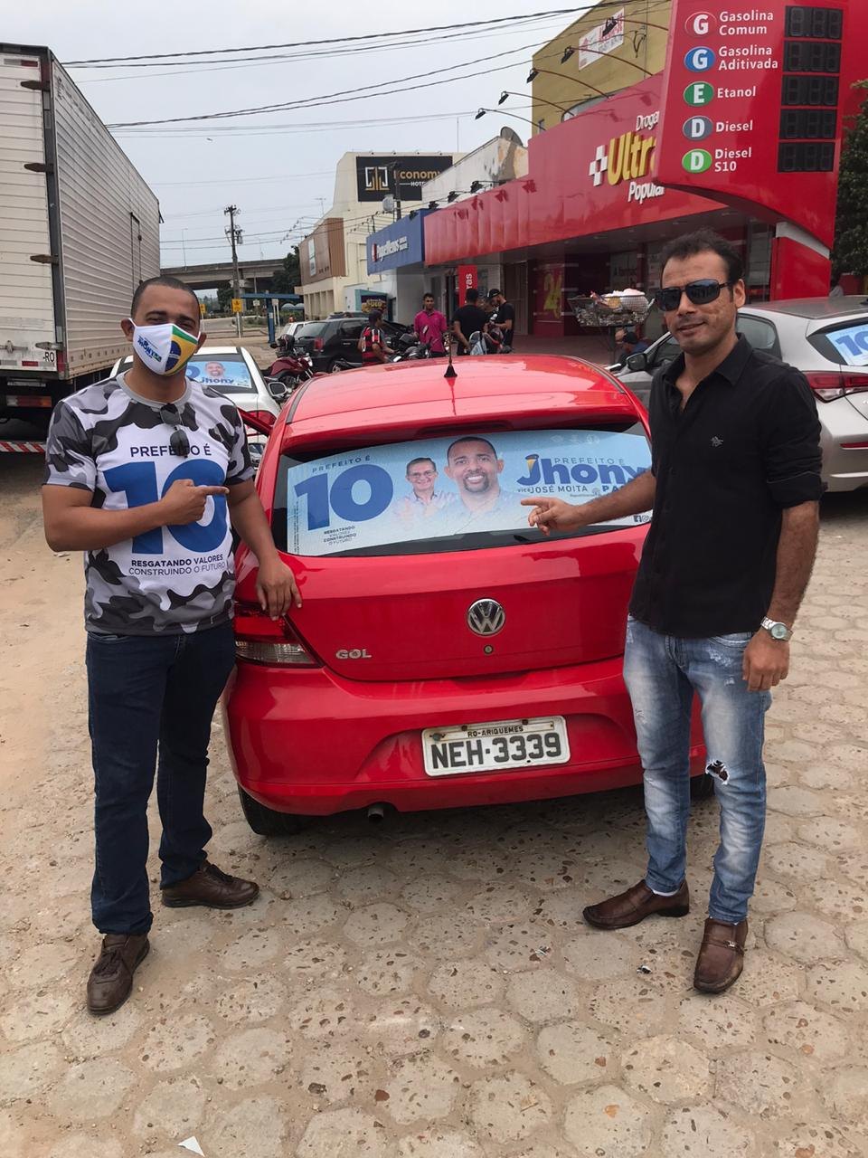 JI-PARANÁ: Apoiadores participam de adesivaço do candidato a prefeito, Jhony Paixão