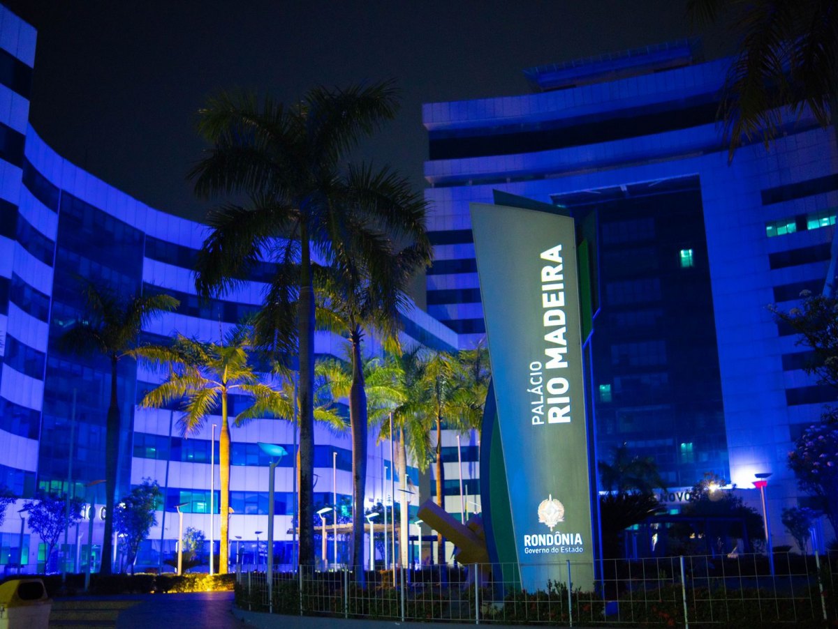 SOLIDARIEDADE: Palácio Rio Madeira é iluminado com cores da bandeira de Israel