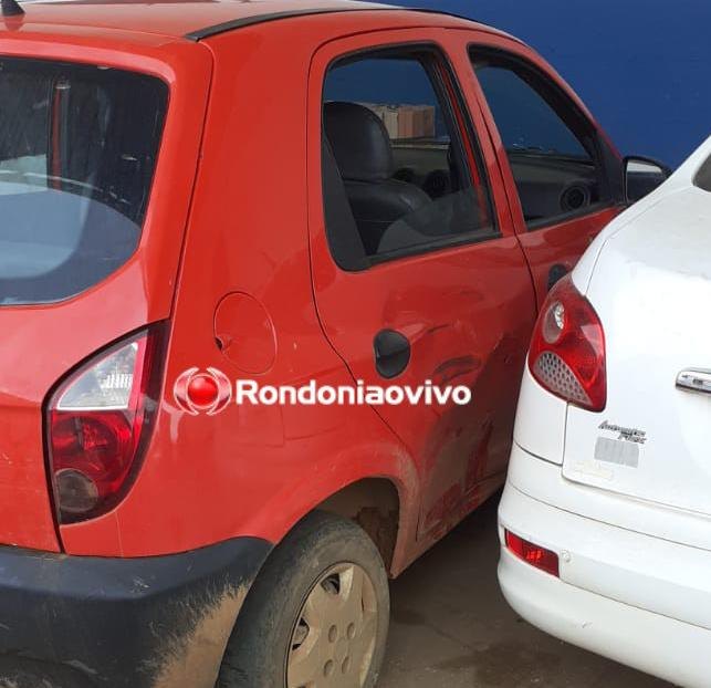 LESIONADA: Condutora de moto fica ferida após bater contra carro em cruzamento