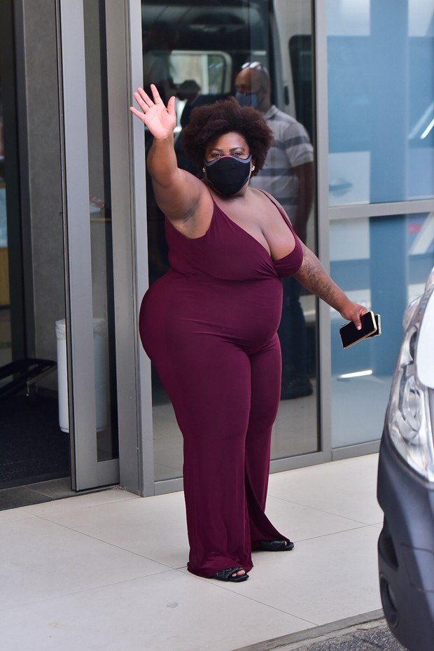 MILIONÁRIA: Jojo Todynho deixa hotel e atende fãs após vencer 'A Fazenda'