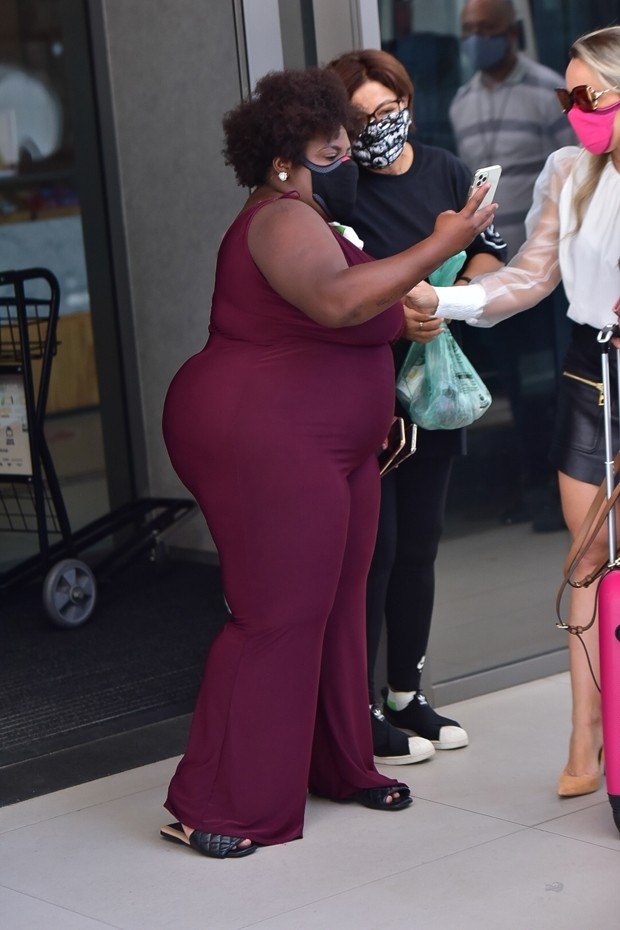 MILIONÁRIA: Jojo Todynho deixa hotel e atende fãs após vencer 'A Fazenda'