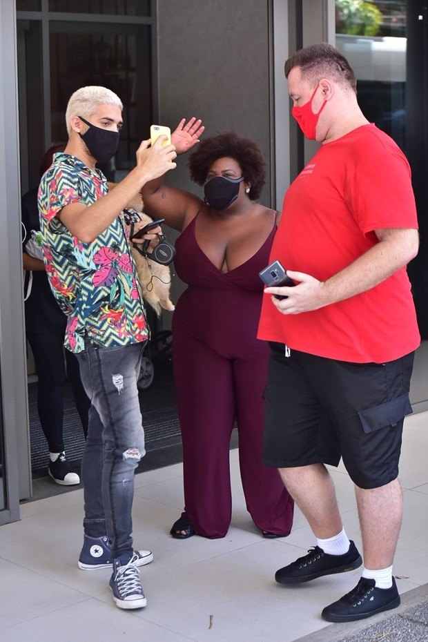 MILIONÁRIA: Jojo Todynho deixa hotel e atende fãs após vencer 'A Fazenda'