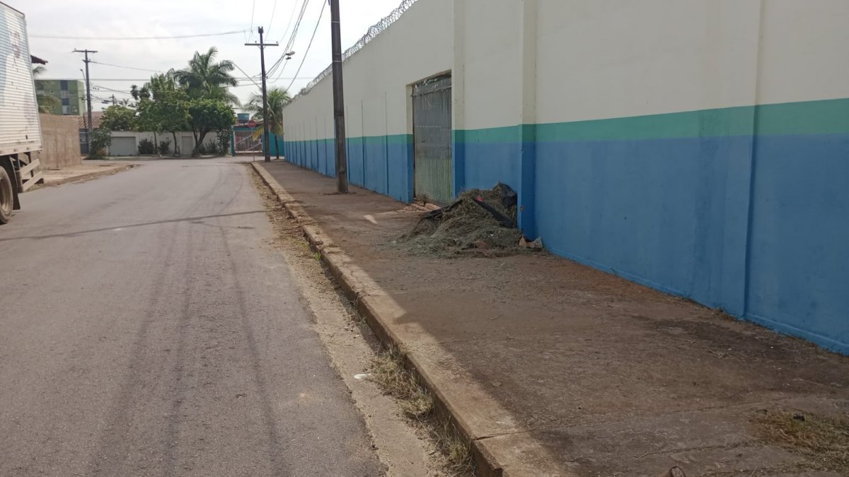 PEDIDO DE PROVIDÊNCIA: Sujidades tomam conta de arredores da Escola Estadual Brasília