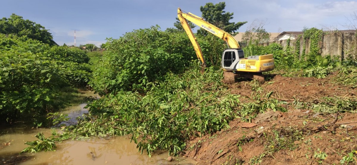 EDIMILSON DOURADO: Semob realiza limpeza em canal no Bairro Castanheira a pedido de vereador 