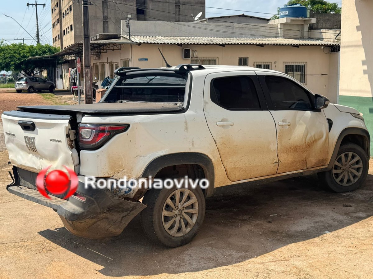 SEM CONTROLE: Mulher foge após bater Corsa contra dois Fiat Strada parados