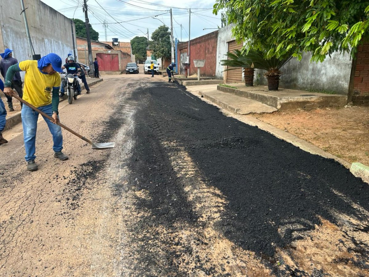 EDIMILSON DOURADO: Serviço de tapa buracos é realizado no Bairro Aeroclube a pedido do vereador