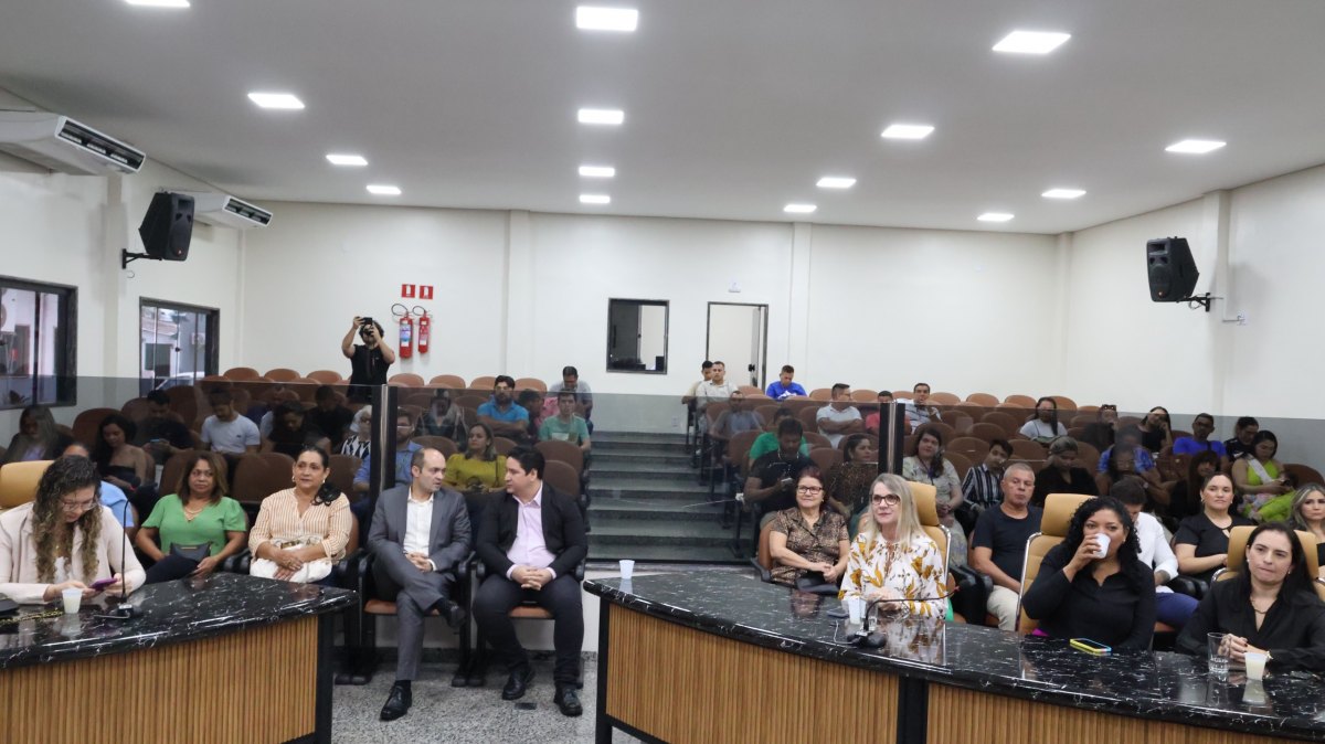 EDWILSON NEGREIROS: Vereador homenageia voluntários SOS RS e equipe do programa Faculdade da Prefeitura