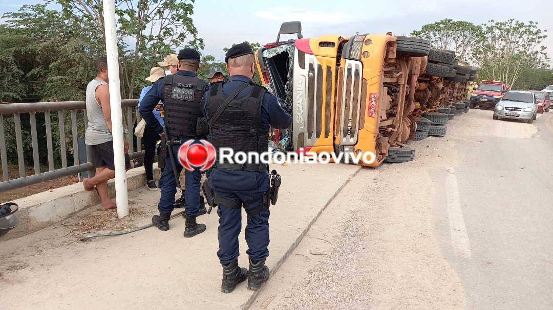 SEM CONTROLE: Carreta carregada de açúcar tomba na ponte do rio Madeira