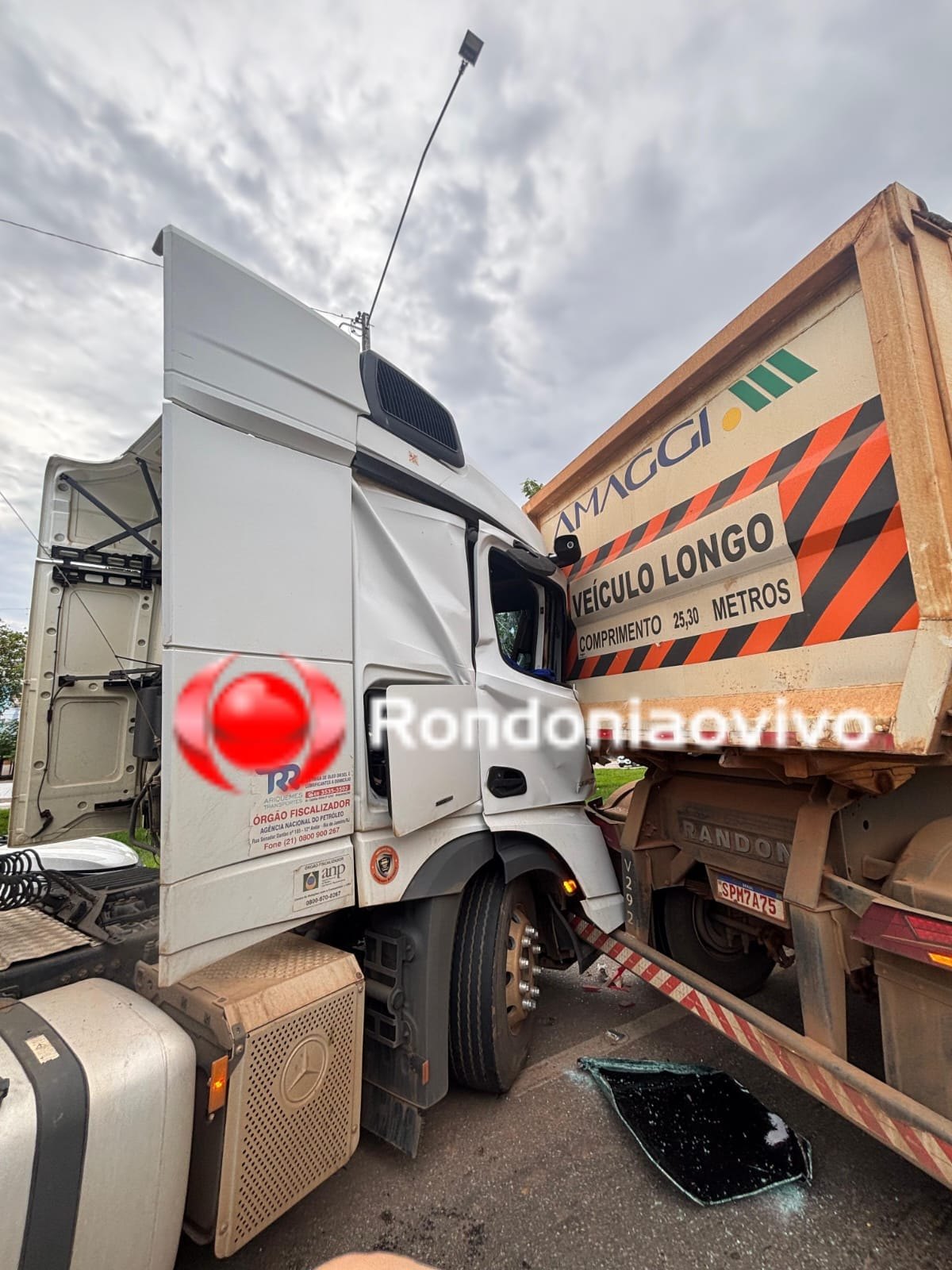 ACIDENTE: Batida entre carretas e carro gera congestionamento na Jorge Teixeira 