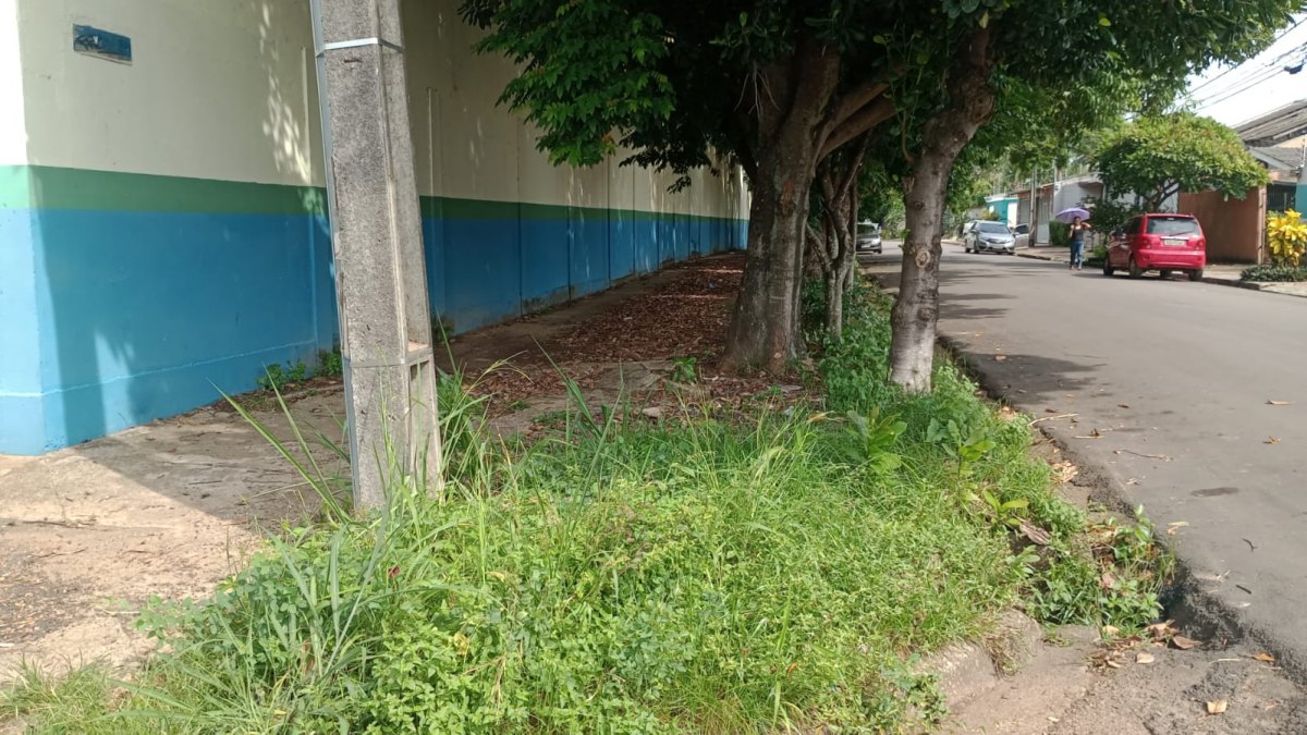 PEDIDO DE PROVIDÊNCIA: Sujidades tomam conta de arredores da Escola Estadual Brasília