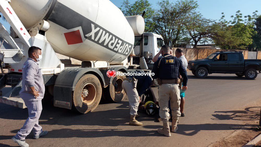 LIVRAMENTO: Motociclista escapa da morte ao ser atropelada por caminhão
