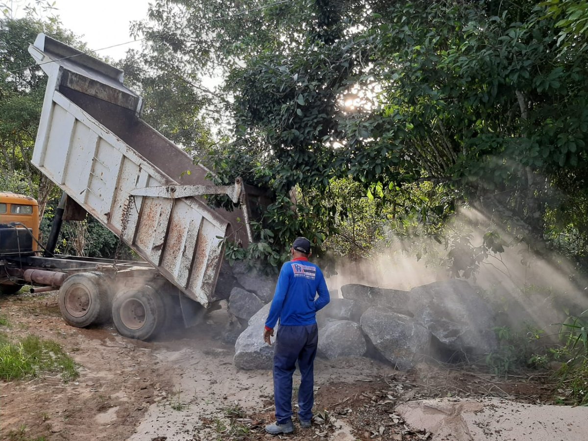 PREJUÍZO: Forte chuva desvia curso de rio e cidade fica sem abastecimento de água 