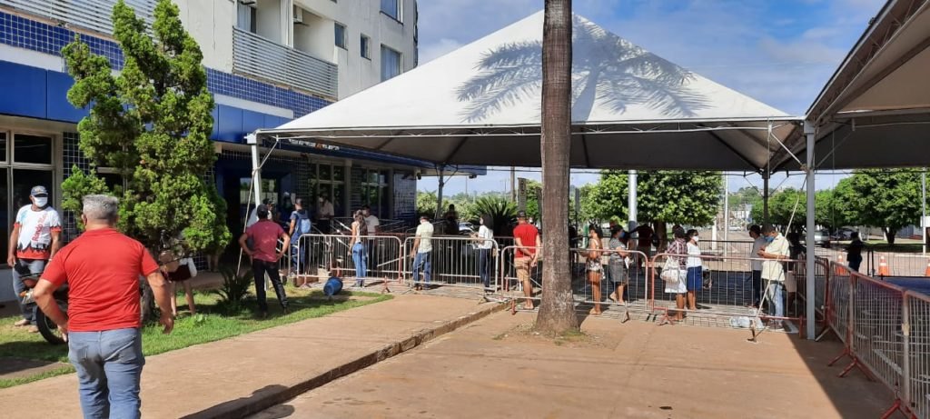 JARU: Prefeitura instala tendas e organiza fluxo de pessoas que aguardam o auxílio