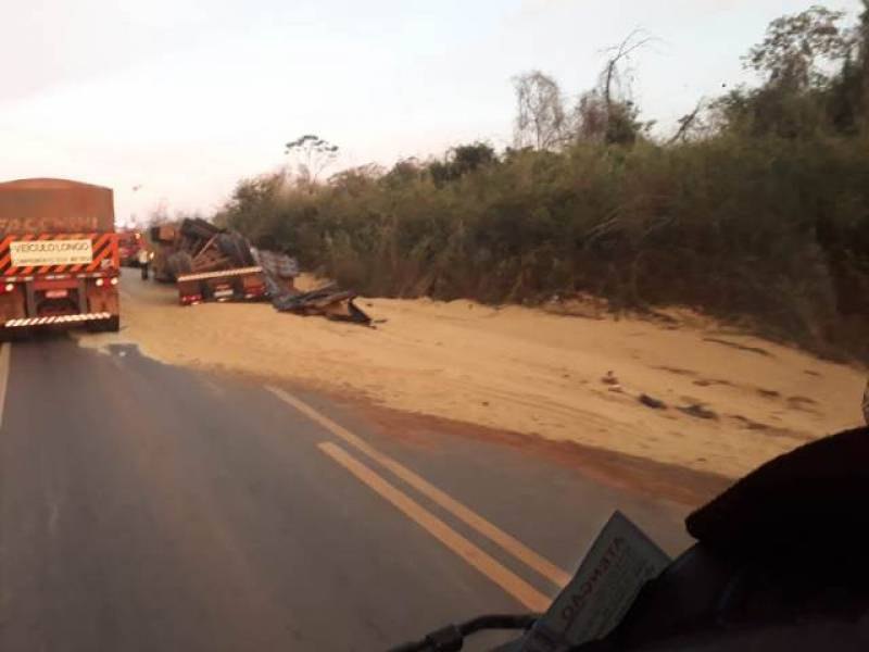 SUSTO: Carreta carregada de grãos tomba na BR-364 em Rondônia
