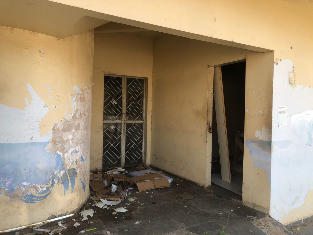 DESCUIDO: Imóvel de ex-senador está abandonado e causa problemas a vizinhança