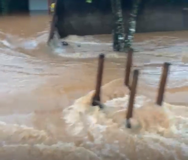 MADRUGADA DE TERROR: Chuva alaga casas e transforma ruas em 'cachoeiras' em cidade de RO